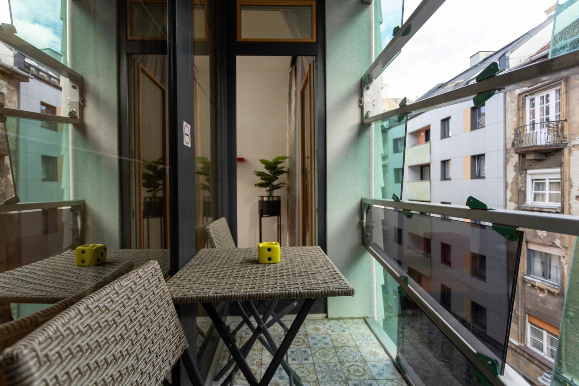 Downtown Cube Apartment Budapest Bagian luar foto