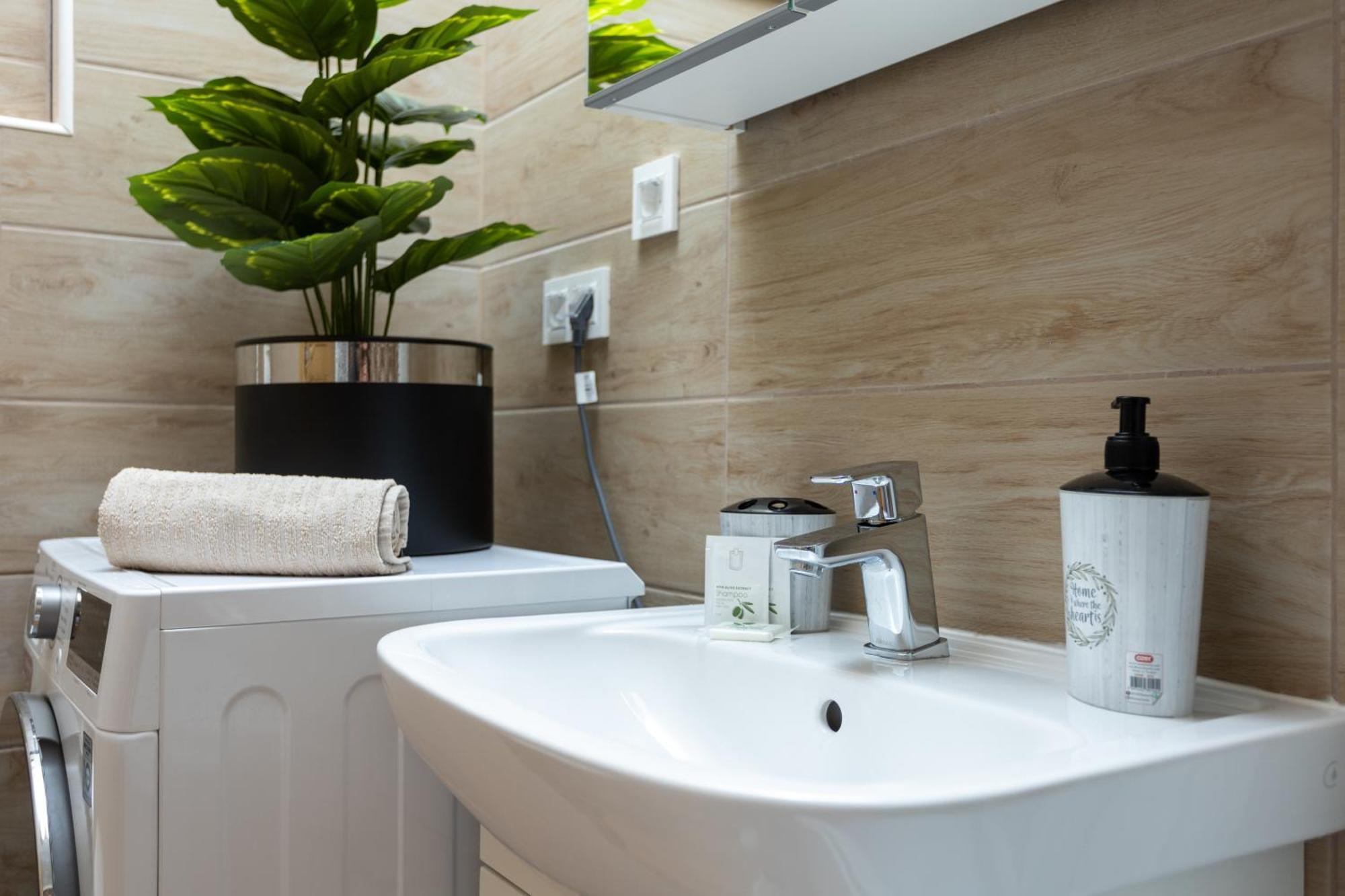 Downtown Cube Apartment Budapest Bagian luar foto
